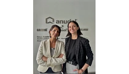 Foto de Entrevista con Eva y Marta Hernampérez, de Anudal, y con José Manuel González, de Manufacturas Mendavia