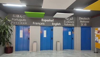 Foto de Las papeleras Cervic Environment, instaladas en la Escuela Oficial de Idiomas de Alicante