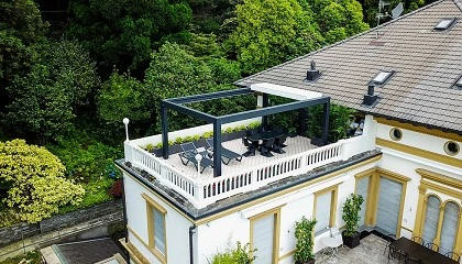 Foto de KE diseña un espacio al aire libre en la ecléctica Villa Barberis en Baveno