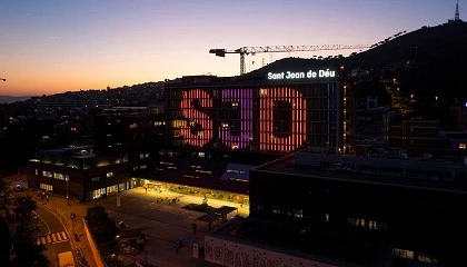 Foto de El Hospital Sant Joan de Du Barcelona estrena nueva fachada iluminada