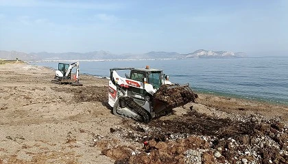 Foto de Mquinas Bobcat ayudan a proteger la playa de Bagheria, en Sicilia