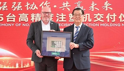 Foto de Arburg celebra la entrega de su mquina nmero 555 a Hongfa en China