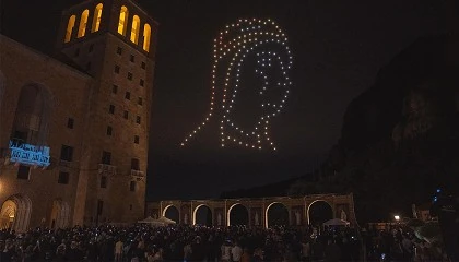 Foto de Flock Drone Art ilumina el Milenario de Montserrat