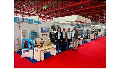 Foto de tesa tape premiar a los visitantes de su stand en la Feria Profer 2024