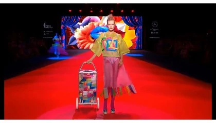 Foto de gatha Ruiz de la Prada y Rolser fusionan carros de compra y moda en la pasarela de la MBFWMadrid