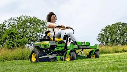 Foto de John Deere presenta un cortacsped elctrico con radio de giro cero