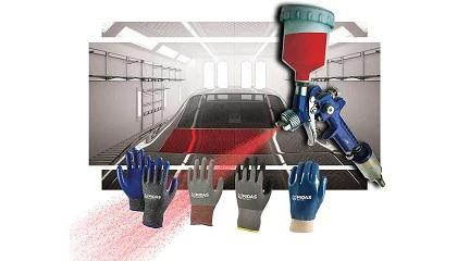 Foto de El ajuste perfecto de los guantes para aplicaciones de pintura en industria automotriz