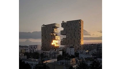 Foto de OODA presenta Ndarja, dos torres fragmentadas que ofrecen un espacio verde en el centro de Tirana