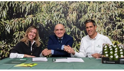 Foto de Montosa donar aguacates, mangos y otros productos al Banco de Alimentos de la Costa del Sol