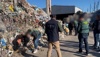 Foto de La Guardia Civil desarticula una red delictiva internacional dedicada al trfico ilcito de residuos urbanos procedentes de Italia