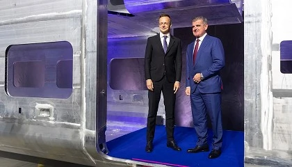 Foto de Stadler presenta el primer vagn de dos pisos fabricado en Hungra