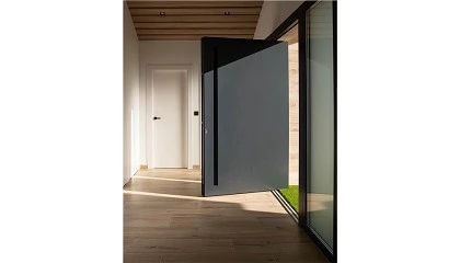 Foto de Millennium Plus Pivot de Cortizo, una puerta minimalista para cubrir grandes vanos