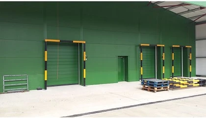 Foto de Agua de lluvia, material reciclado y puertas rápidas