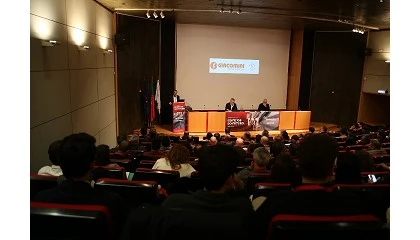 Foto de Especialistas e acadmicos reunidos para discutir edifcios do futuro