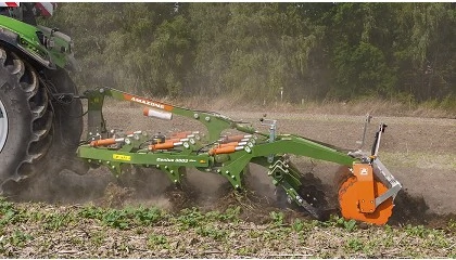 Foto de Amazone: Sistema de proteccin mediante disparo hidrulico en el cultivador suspendido Cenius