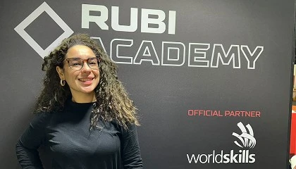 Foto de Entrevista a Dina Taravella, colocadora de cermica y alumna de la Beca Rubi