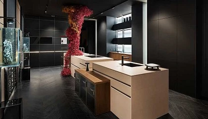 Foto de Veneta Cucine marca tendencia y conquista Casa Decor 2025 con Nocte Venetiis