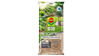Foto de El recubrimiento Compo Bio Miscanthus protege el suelo y las plantas de la desecacin.