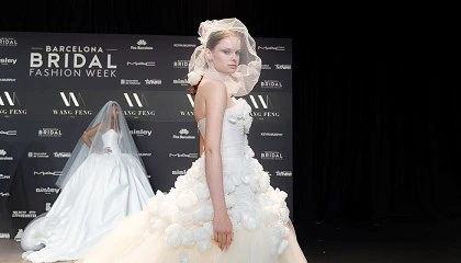 Foto de Ondas naturales y recogidos texturizados marcan las tendencias nupciales en la Barcelona Bridal Fashion Week 2025