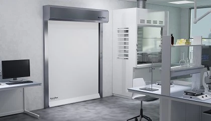 Foto de La puerta rápida de Ferroflex que mantiene la máxima permeabilidad al aire en laboratorios y salas blancas