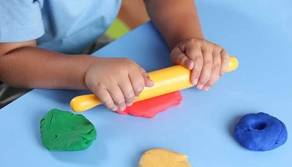 Foto de Manualidades y artísticos, juguetes que fomentan el desarrollo de destrezas manuales