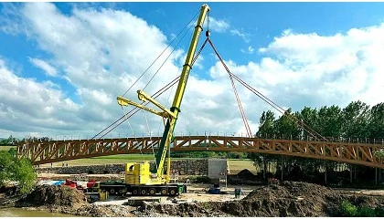 Foto de Grua Liebherr LTM 1500-8.1 conclui montagem de ponte de madeira do passeio fluvial de Pamplona