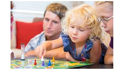 Foto de Juegos de mesa, diversión compartida con amigos o en familia