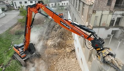 Foto de Una excavadora Develon DX380DM-7 participa en la demolicin del antiguo edificio Tesla en la Repblica Checa