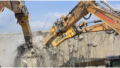 Foto de Beissner fortalece a sua capacidade de demolio com martelos hidrulicos Epiroc HB 4100