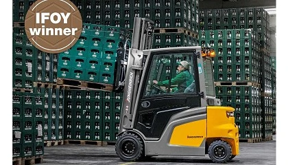 Foto de Jungheinrich conquista IFOY AWARD 2025 com empilhador eltrico EFG 425