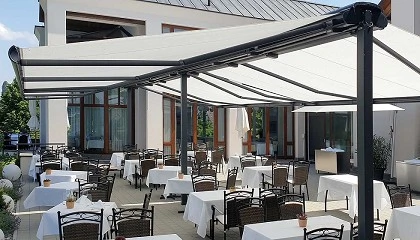 Foto de markilux instala toldos num terrao com vista para o Lago Constana