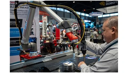 Foto de Universal Robots lana UR8 Long para tarefas exigentes