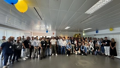 Foto de 40 aniversario de Haulotte Group: Innovacin y Servicio por bandera