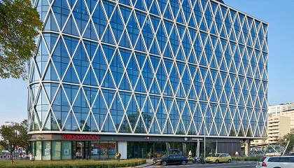 Foto de COOL-LITE XTREME ORAɮ, vidrio para fachadas con menor huella de carbono de Saint-Gobain Glass