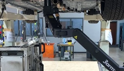Foto de Brazos ergonómicos 3arm en el montaje del bajo carrocería