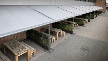 Foto de markilux instala toldos en el patio de un colegio de Londres para proteger a los estudiantes frente a las condiciones climticas
