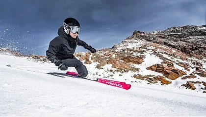 Foto de HEAD rediseña su icónico esquí E-Race Pro con el atrevido color speed pink