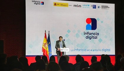 Foto de Óscar López defiende la protección de los menores en la red para garantizar un uso óptimo de internet