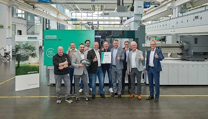 Foto de HK Cosmetic Packaging celebra 50 aos de colaboracin con Arburg y la entrega de su mquina nmero 150