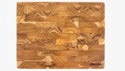 Foto de Arcos presenta una tabla de corte en madera de teca, diseada para unir durabilidad y proteccin del filo de los cuchillos