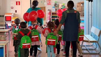 Foto de Bauhaus apoya al CEIP Bonavista de Alaqus con una donacin de materiales y un taller creativo solidario para su alumnado