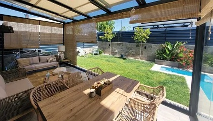 Foto de Proteccin solar inteligente: integracin total entre un techo mvil TKM de Tecnikor y toldos veranda