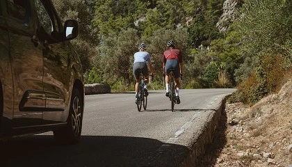 Foto de SIGMA protege al ciclista en carretera con los radares RECO 80 LINK y RECO 81 LINK