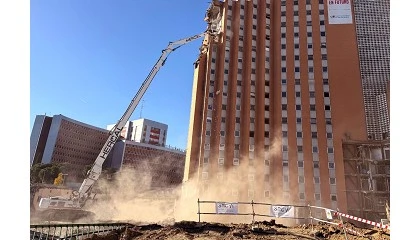 Foto de Liebherr R 980 Demolition da Hercal, pea-chave na demolio da torre de 18 andares do Hospital 12 de Outubro
