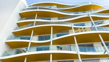 Picture of Comenza integra el sistema GlassFit SV-1401 en la fachada curva del complejo Naraya