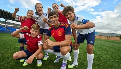 Foto de Robin Le Normand protagoniza la campaña de Sprinter de esta Navidad