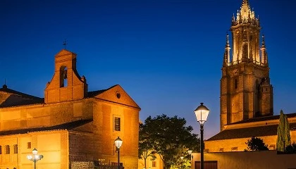 Foto de Ampudia: iluminaci�n cl�sica y eficiente para un conjunto hist�rico de referencia en Castilla y Le�n