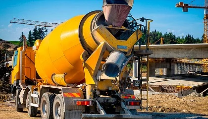 Foto de Ibercompound se�ala la importancia de eliminar las incrustaciones de cemento, cal y yeso en cisternas, veh�culos hormigonera y superficies