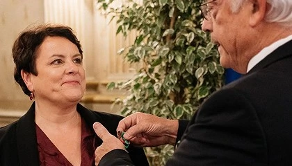 Foto de Anne Marie Qu�m�ner recibe la insignia de Oficial de la Orden del M�rito Agr�cola de Francia