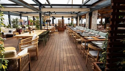 Foto de La tarima de bamb� Dasso, protagonista en la reforma del restaurante A�a� Beach de Barcelona